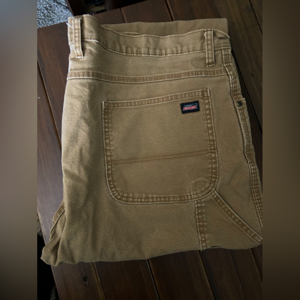 Brown flex dickies size 42/32 98% Cotton, and 2% spandex.